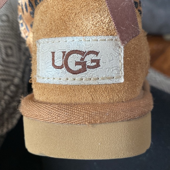UGG Toddler Girls Bailey Leopard Boots. Gently used. Very clean size 6 - Picture 16 of 16